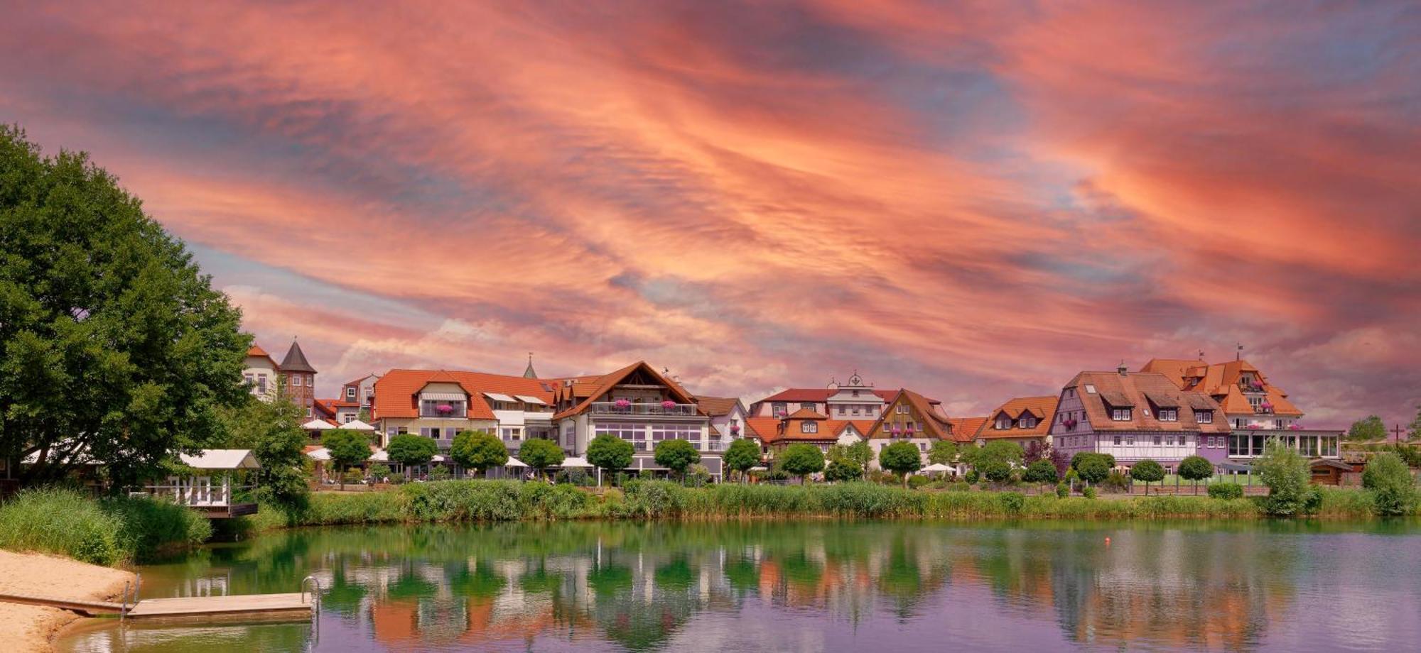 Seehotel Niedernberg - Das Dorf Am See Eksteriør billede