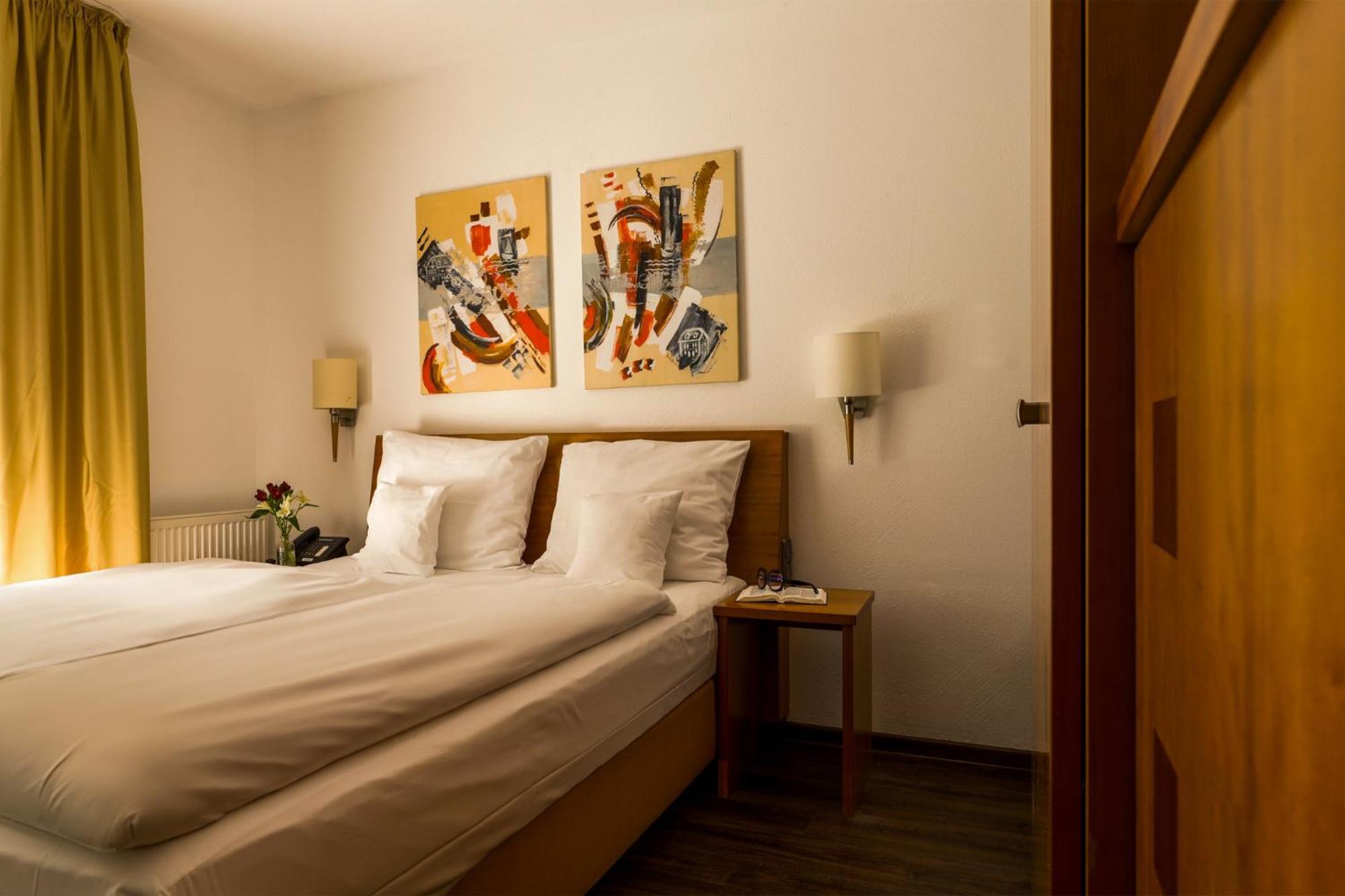 Seehotel Niedernberg - Das Dorf Am See Eksteriør billede