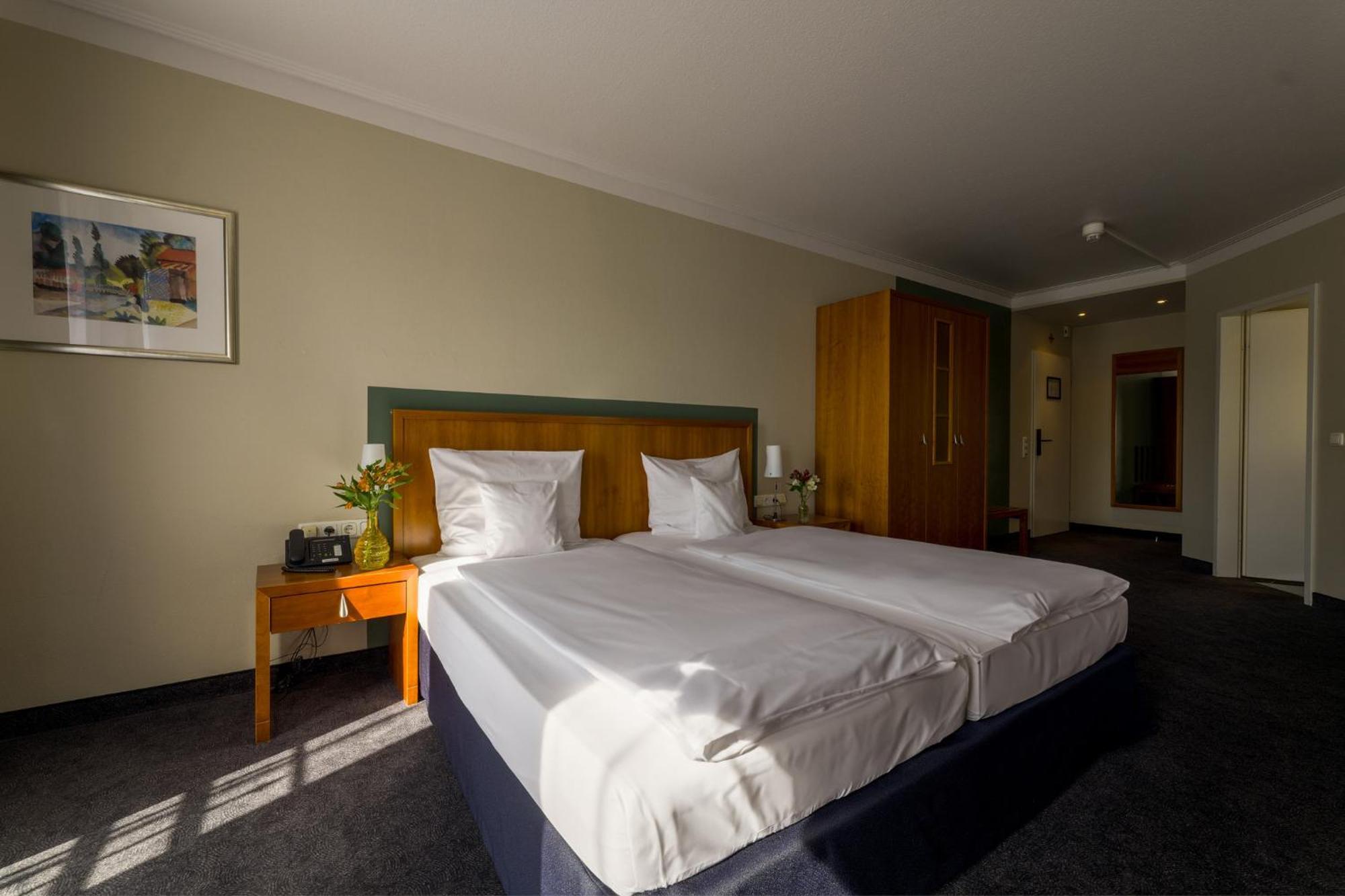 Seehotel Niedernberg - Das Dorf Am See Eksteriør billede